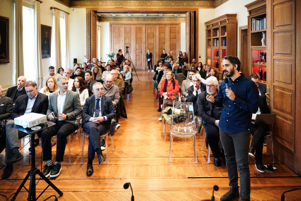 Καθούμενοι παρευρισκόμενοι σε εκδήλωση.