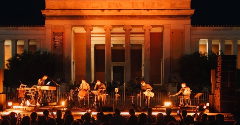 Άνθρωποι παίζουν μουσική πάνω στη σκηνή.