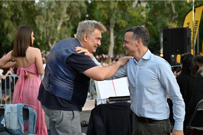 Ο δήμαρχος Αθηνών, Χάρης Δούκας χαιρετάει έναν άνθρωπο.