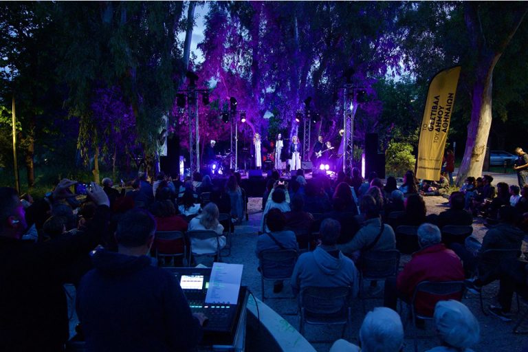 Άνθρωποι καθισμένοι παρακολουθούν παράσταση.