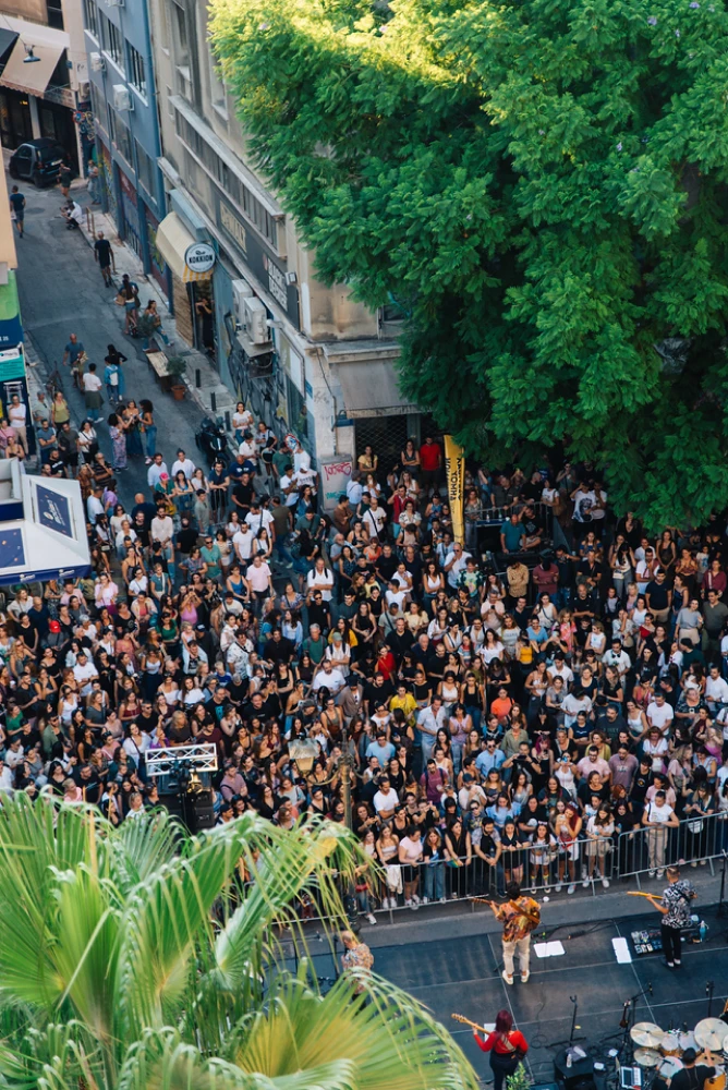 Συγκρότημα παίζει ζωντανά μπροστά σε κόσμο.