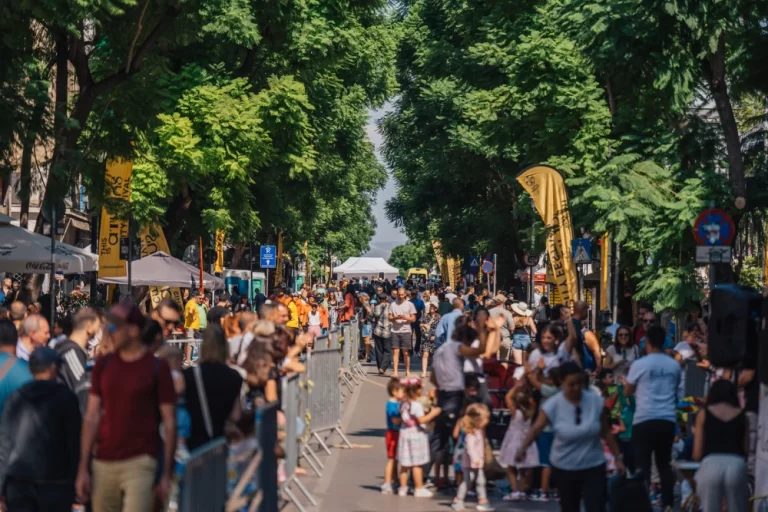 Άνθρωποι στο φεστιβάλ Αθηνών.