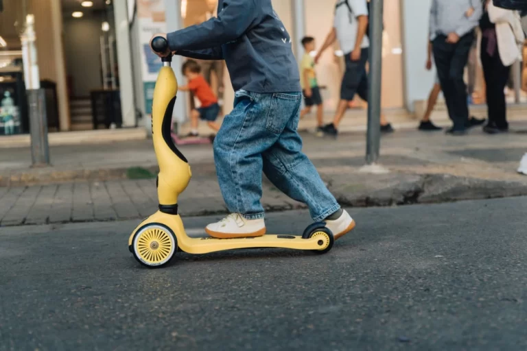 Παιδί πάνω σε πατίνι.