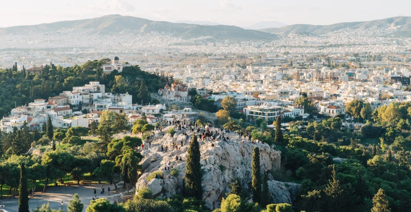 Βραχάκια της Αθήνας με κόσμο και θέα την πόλη.