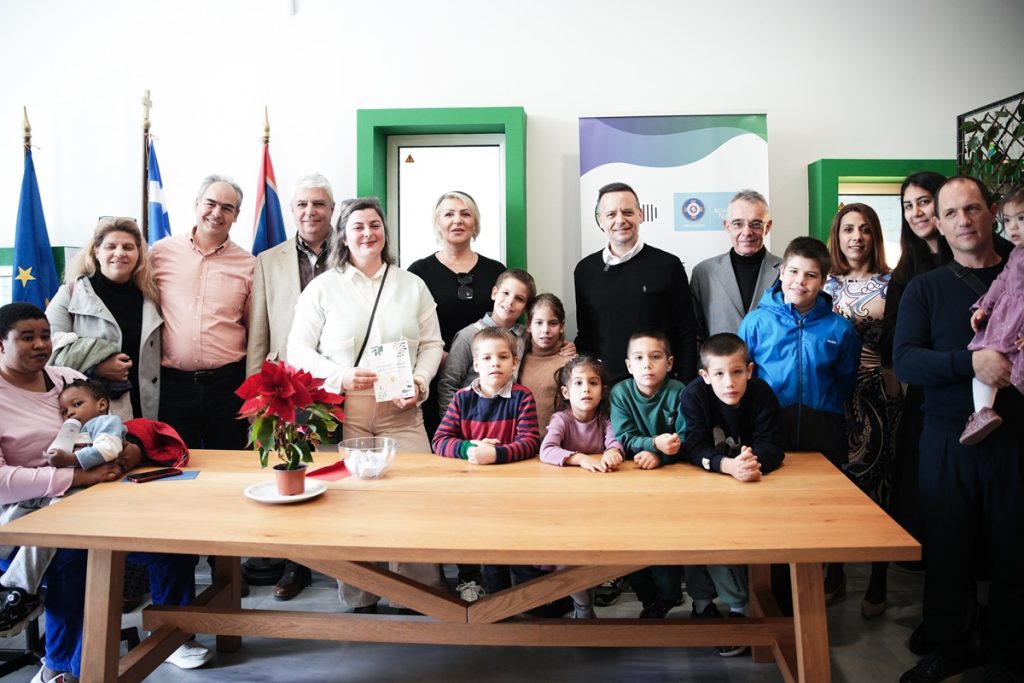 Ο Δήμαρχος Αθηναίων Χάρης Δούκας με ωφελούμενους του ΓΑΕΦ.