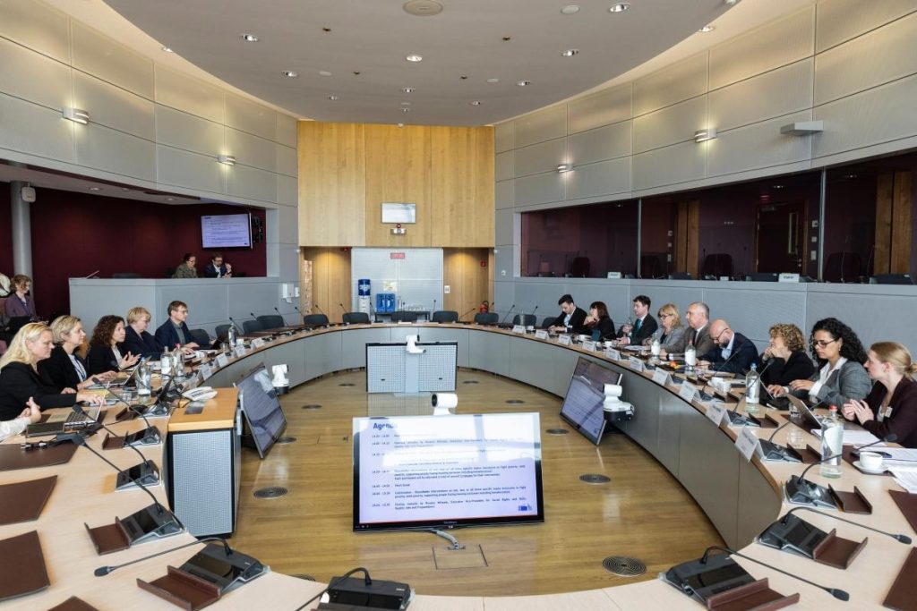 Στιγμιότυπο από τη συζήτηση στρογγυλής τραπέζης για την ευρωπαϊκή στρατηγική κατά της φτώχειας.