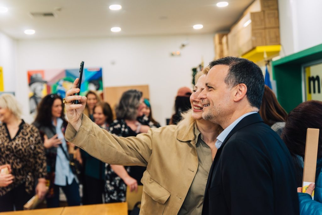 Ο Δήμαρχος Αθηναίων Χάρης Δούκας βγάζει φωτογραφία με ωφελούμενη του ΓΑΕΦ.