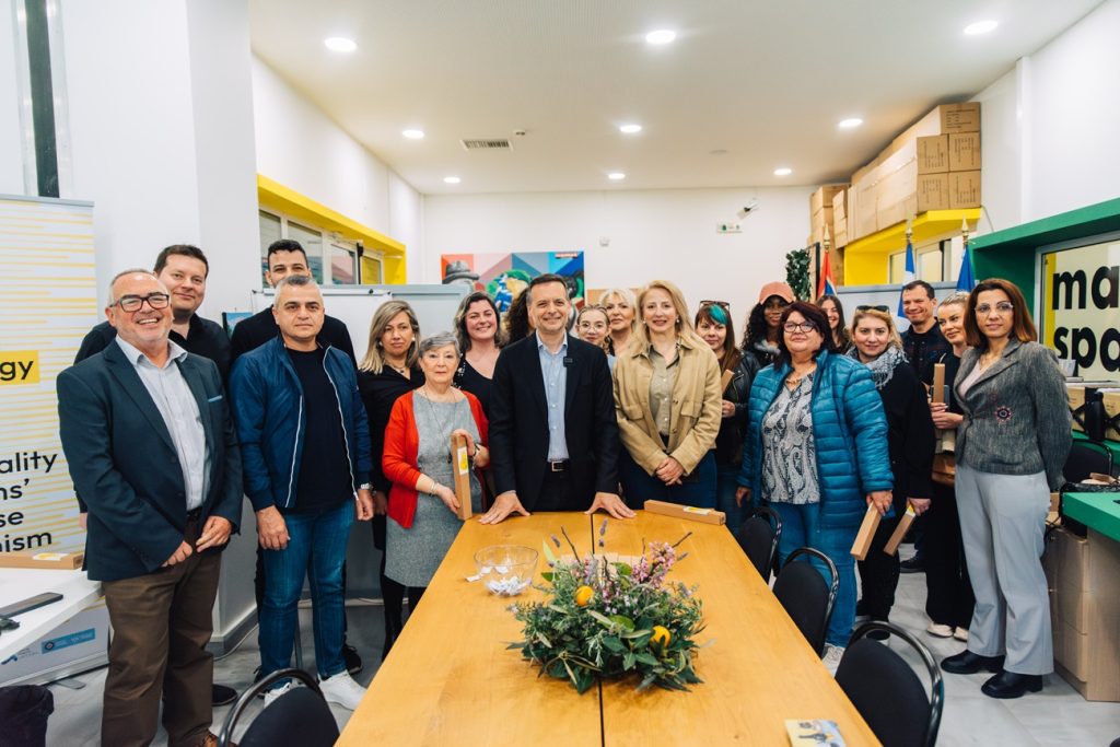 Φωτογραφία του Δημάρχου Αθηναίων Χάρη Δούκα με τους νικητές της κλήρωσης του ΓΑΕΦ.